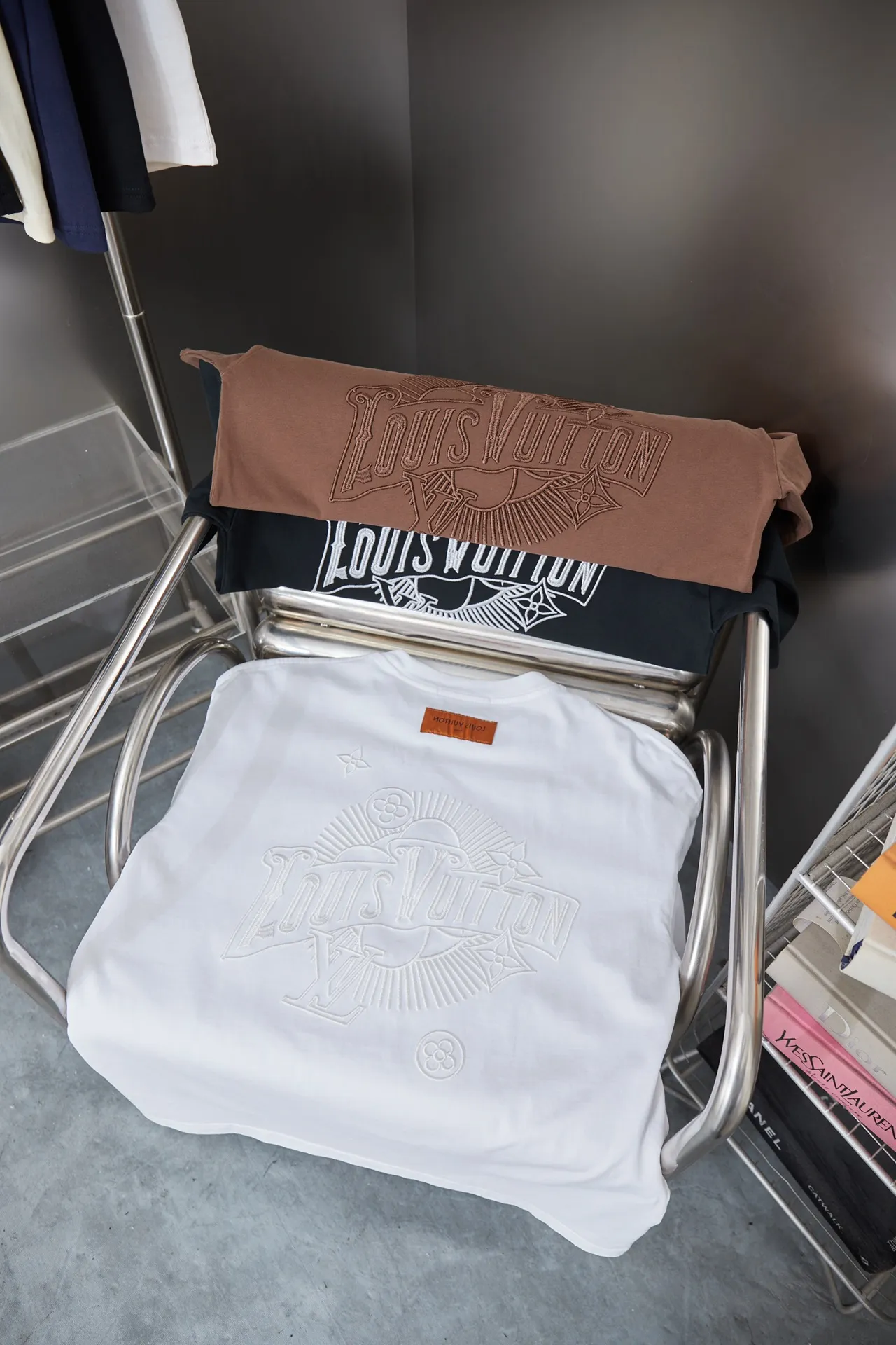 🅿️200 1V 25SS early spring new style short sleeves with embroidered letters, light luxury, a must-have item for daily commuting for men and women, correct version, welcome to compare, detailed features · 320g 100% pure cotton double yarn jersey fabric · Special thickened 32 pieces of double-strand 1X1 thread in the same vat custom dyeing · Imported Tajima machine embroidered LV letters · Double needle stitching and cross-stitching technology · Original main mark, washable tag, brand moisture-proof paper packaging Color: black/white/coffee Size: S/M/L/XL